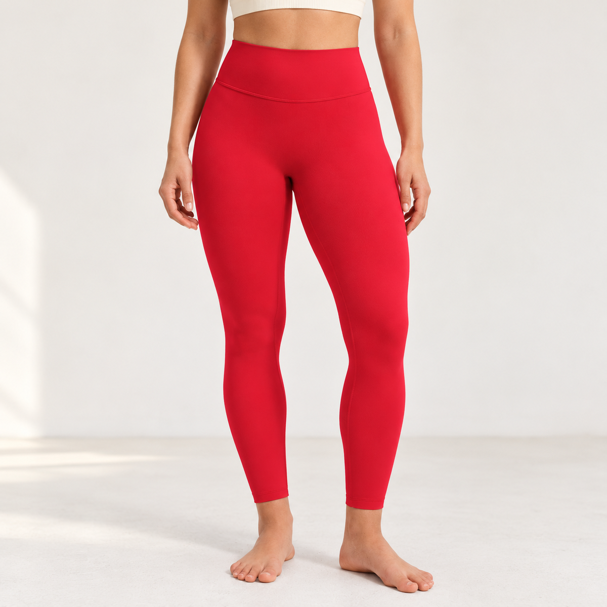 Legging roja Aurora Red en uso, con cintura alta, frente sin costura vertical y largo completo; playera de ambientación no incluida.