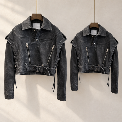 Dos chaquetas cortas de acabado oscuro con cinturón y lazos laterales.