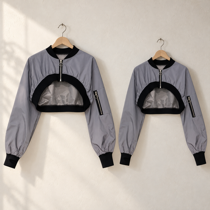 Dos chaquetas crop grises completas con remates negros.